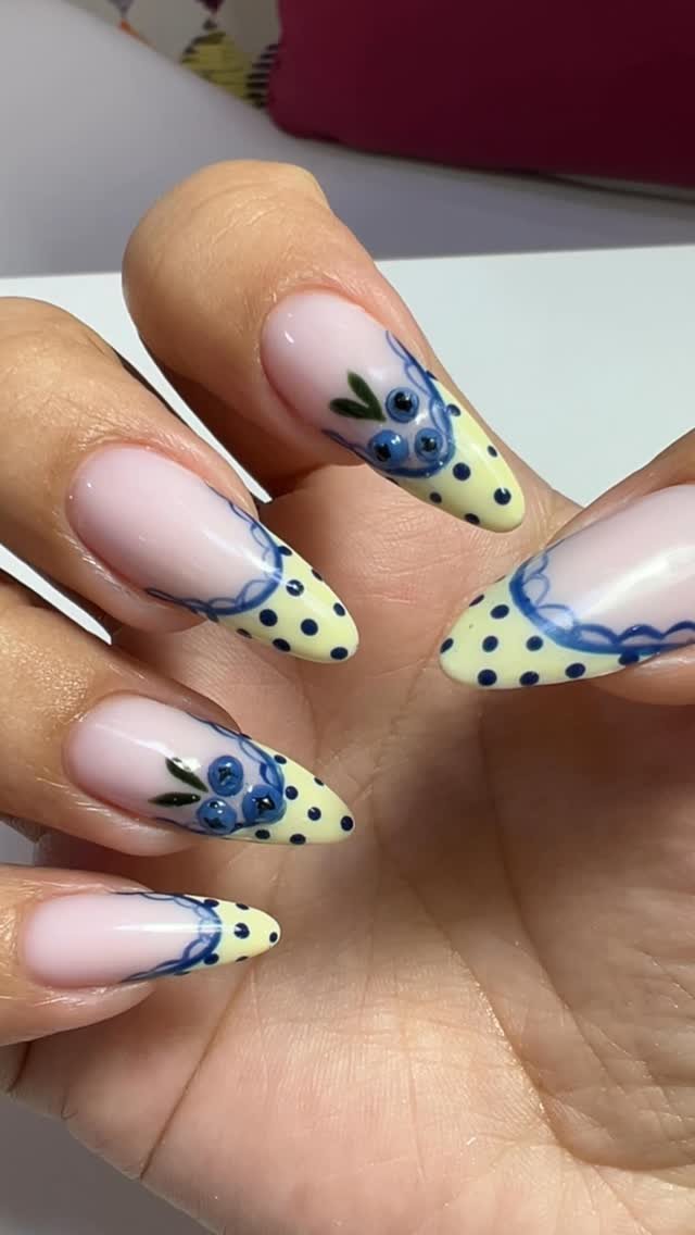 تصميم التوت الأزرق مع تفاصيل زرقاء على الأظافر في Vero Nail Spa