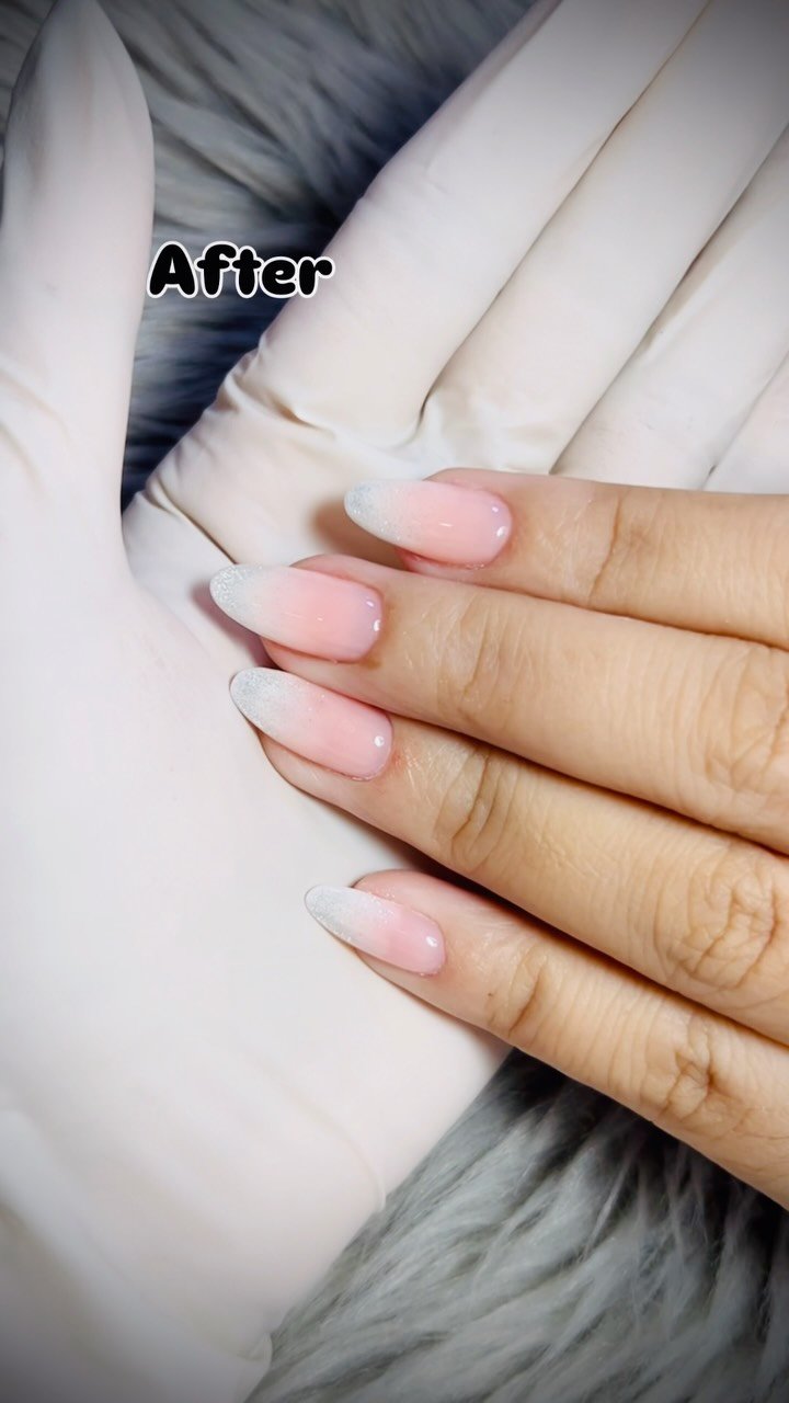 تركيب أظافر بتدرج وردي وأطراف بيضاء لامعة في Vero Nail Spa
